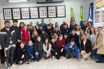 Alunos da Escola Jubaré acompanham sessão da Câmara de Vereadores