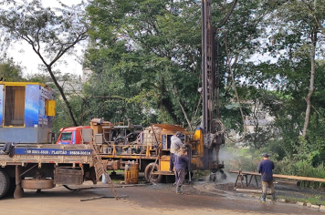 PERFURAÇÃO DE POÇO ARTESIANO BENEFICIA FAMÍLIAS DO INTERIOR DO MUNICÍPIO