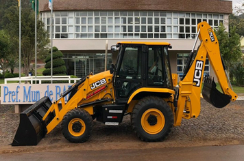 Prefeitura adquire retroescavadeira com recursos próprios