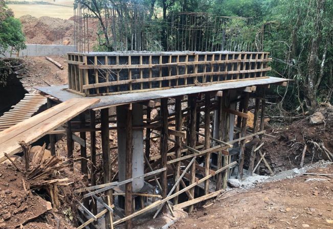 CONSTRUÇÃO DE PONTE EM RITMO ACELERADO