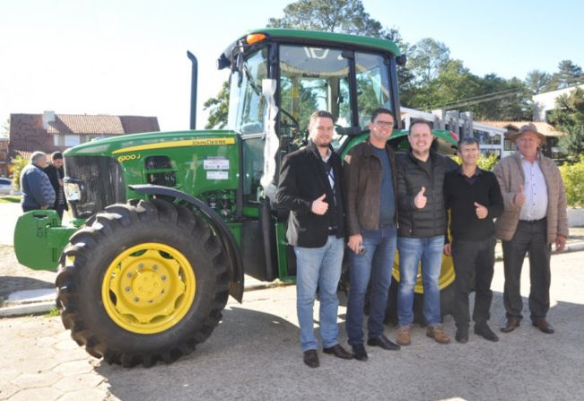 Município recebe trator agrícola