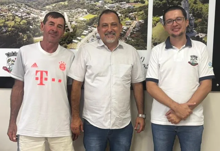 Administração Municipal recebe visita do novo pároco do município