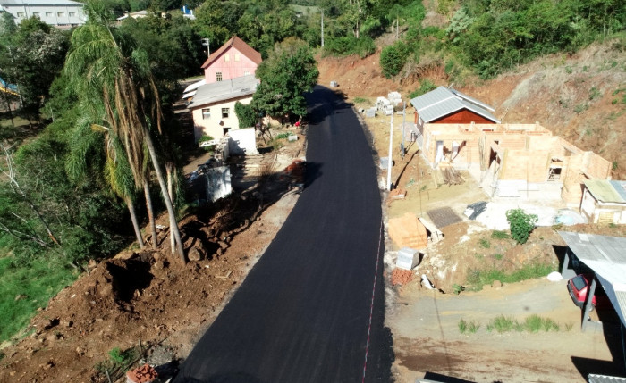 Mais uma rua é pavimentada