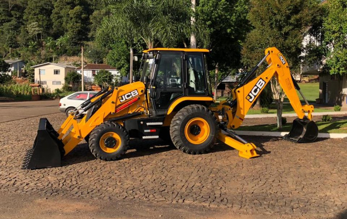 Município adquire mais uma retroescavadeira 