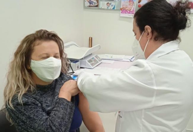 PROFESSORES RECEBEM A 1ª DOSE DA VACINA CONTRA A COVID-19