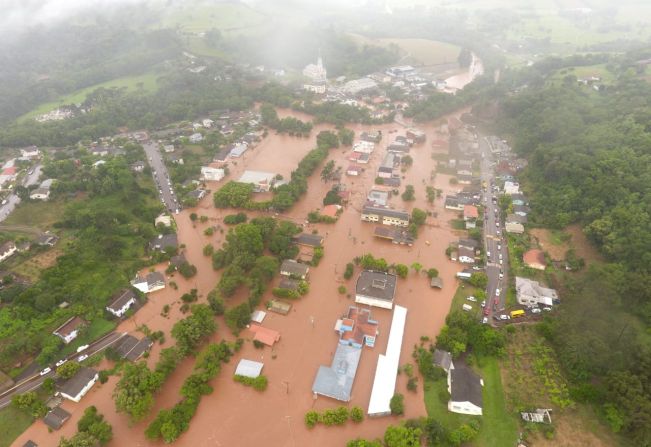 Temporal deixa rastro de destruição em Barra do Rio Azul