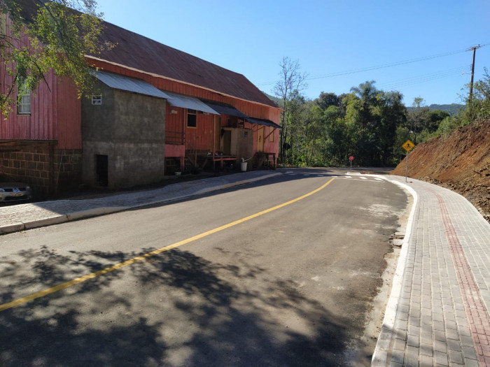 RUA DAS TULIPAS RECEBE ASFALTO