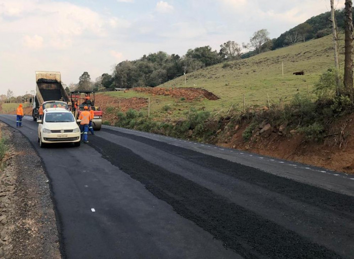 Obras de pavimentação seguem rumo a RS 420