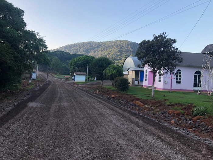 Prefeitura inicia asfalto no interior 