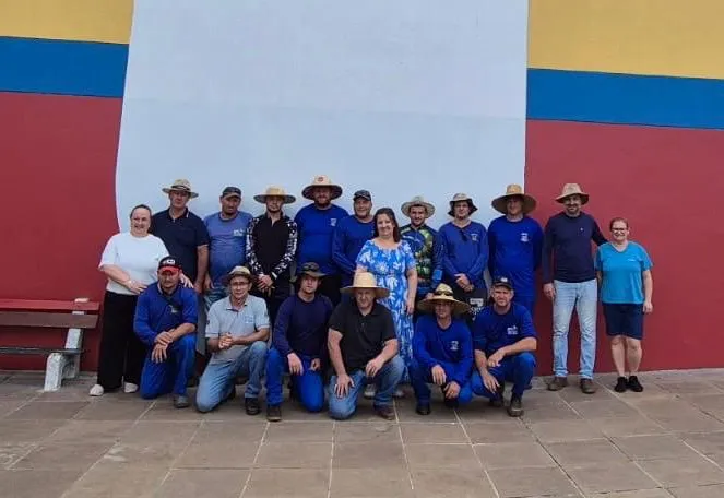 Defesa Civil, servidores públicos e voluntários de Barra do Rio Azul auxiliam Erechim em reparos após temporal