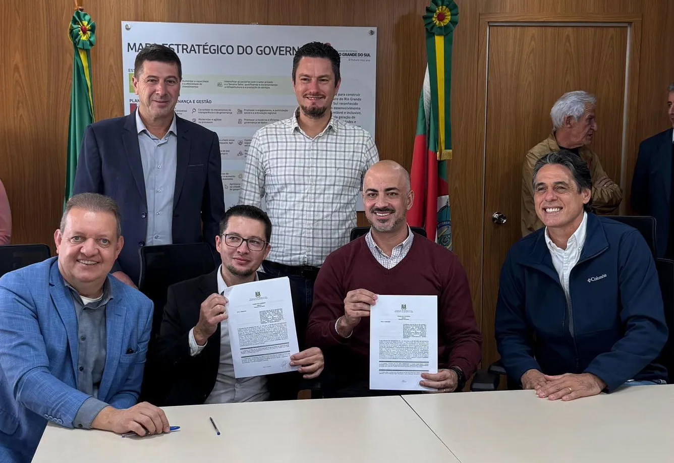 Barra do Rio Azul assina convênios para investimentos no esporte