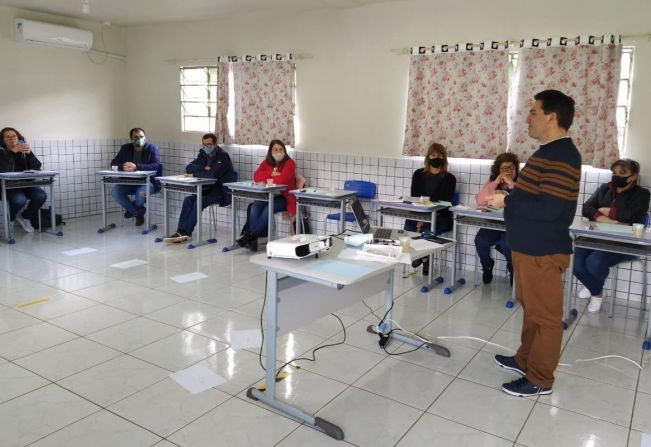 Inicia projeto cuidando do educador