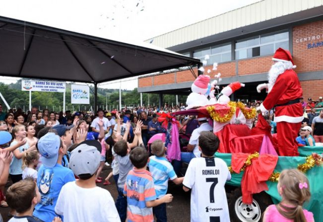 Papai Noel encanta crianças e adultos