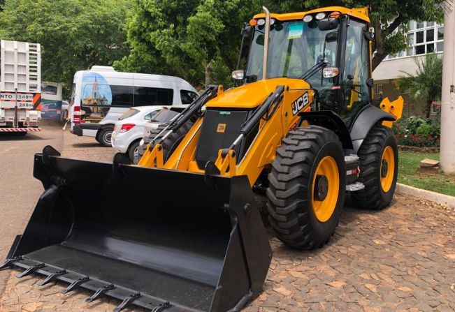 Barra do Rio Azul adquire retroescavadeira nova