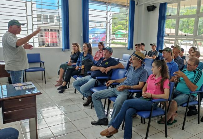 Prefeitura firma parceria com o Senar e promove curso para produtores de leite