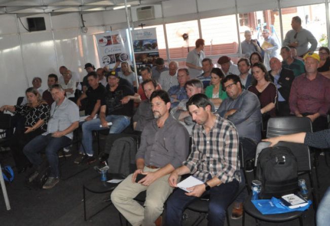 Famurs reúne representantes do setor do leite na Expointer para discutir a cadeia produtiva