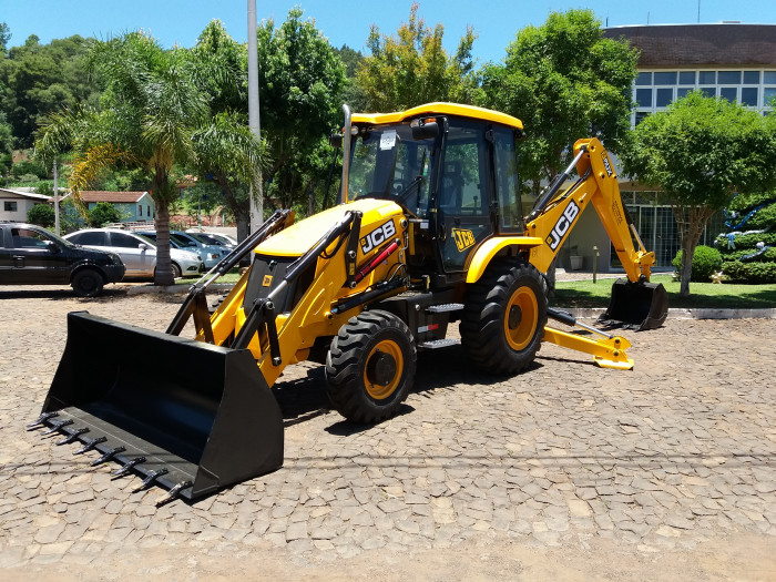 Prefeitura adquire máquina, veículos e equipamentos