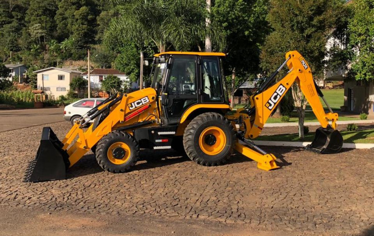 Município adquire mais uma retroescavadeira 