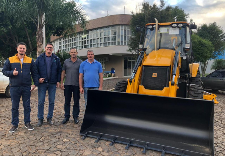 Município adquire mais uma retroescavadeira 