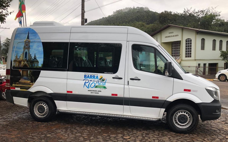 Município adquire Van para transporte escolar