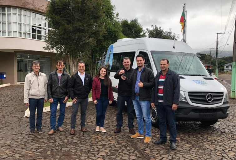 Município adquire Van para transporte escolar