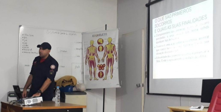 Professores e Funcionários participam de treinamento em primeiros socorros