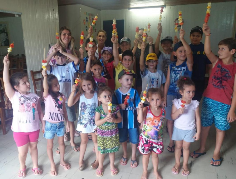 Criançada se diverte nos brinquedos da colônia de férias em Esteio - Região  - Jornal VS