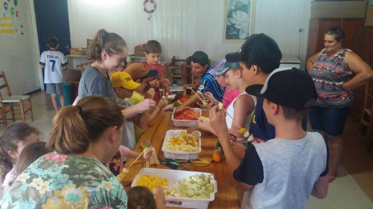 Crianças se divertem na Colônia de Férias 