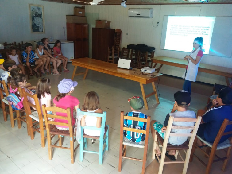Crianças se divertem na Colônia de Férias 