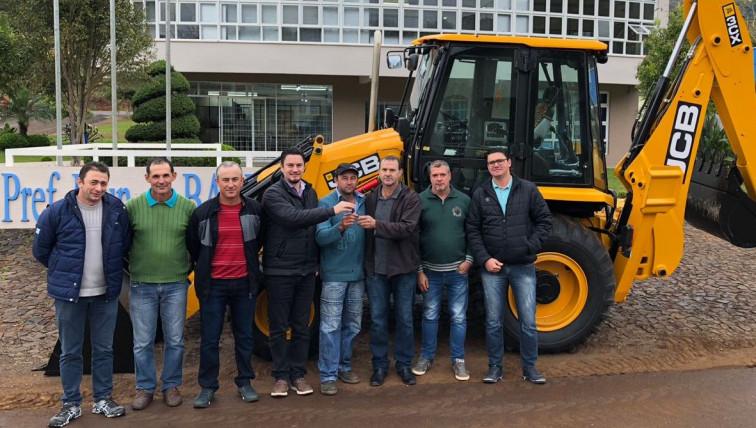 Prefeitura adquire retroescavadeira com recursos próprios