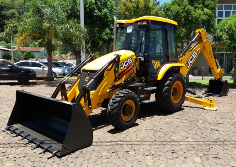 Prefeitura adquire máquina, veículos e equipamentos