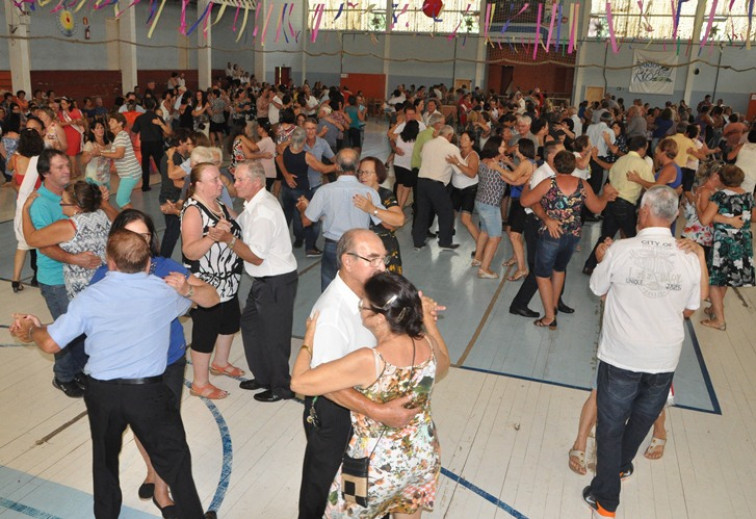 Baile dos idosos proporciona diversão e integração 
