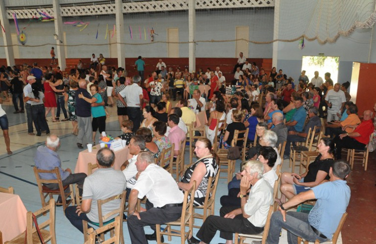 Baile dos idosos proporciona diversão e integração 