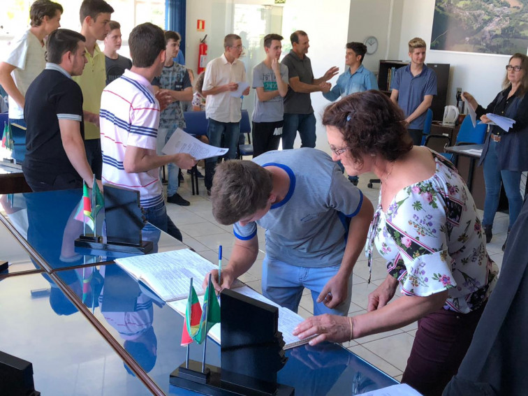 Jovens recebem dispensa do Serviço Militar