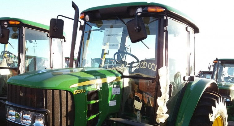 Município recebe um trator agrícola
