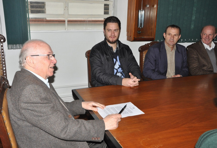 Prefeito assina convênios com Estado