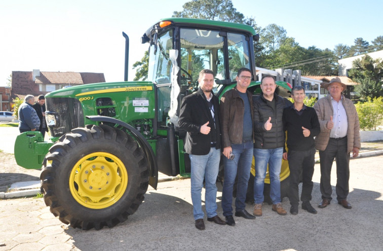 Município recebe trator agrícola