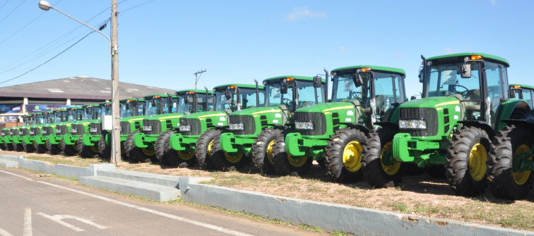 Município recebe um trator agrícola