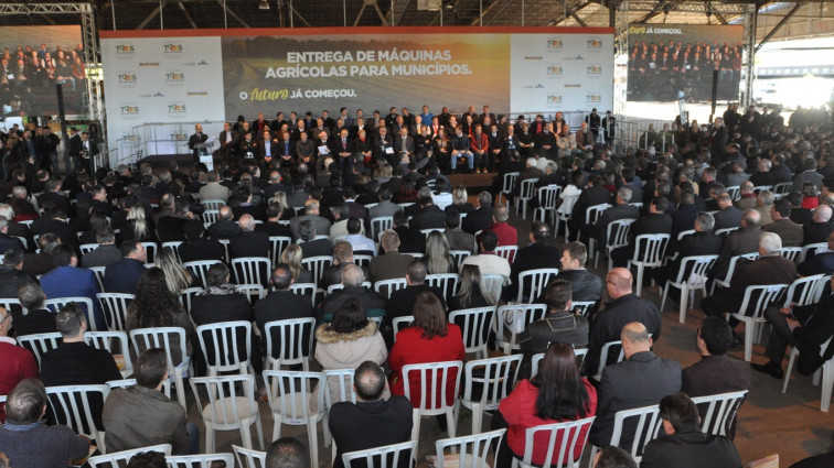 Município recebe um trator agrícola