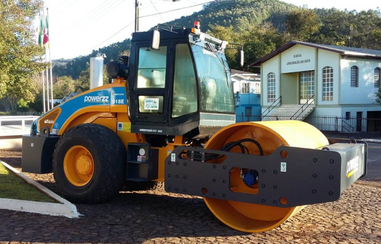 Prefeitura adquire rolo compactador