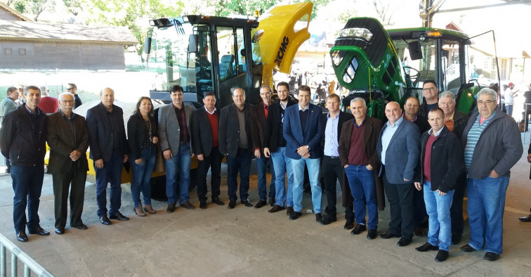 Município recebe um trator agrícola