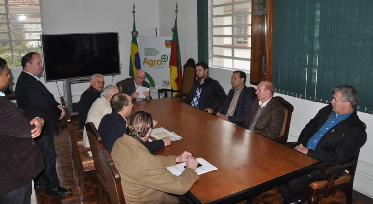 Prefeito assina convênios com Estado