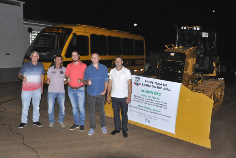 Prefeitura adquire trator de esteira e micro-ônibus