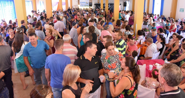 Barra do Rio Azul apresenta a nova corte da Terceira Idade