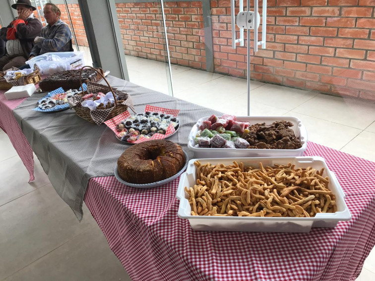 Idosos se divertem em festa junina