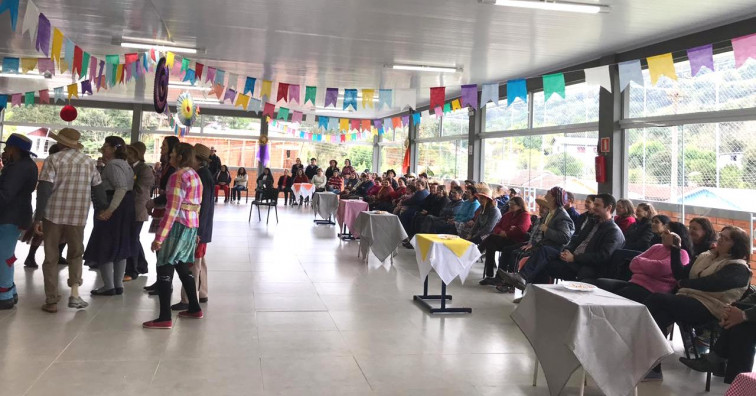 Idosos se divertem em festa junina