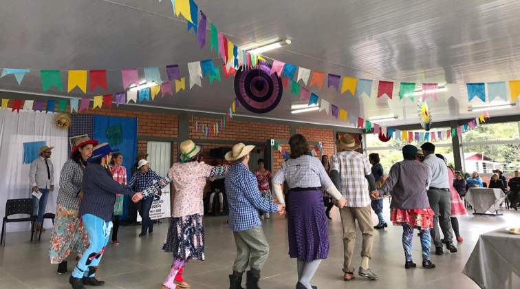 Idosos se divertem em festa junina