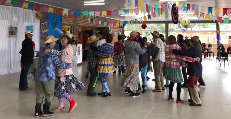 Idosos se divertem em festa junina
