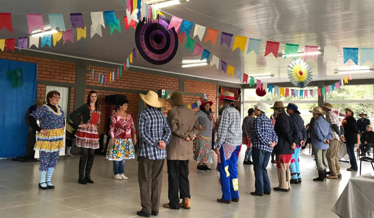 Idosos se divertem em festa junina