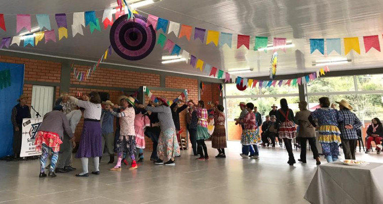 Idosos se divertem em festa junina